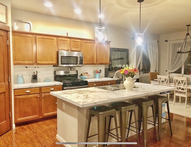 Building Photo - Gorgeous 4 bed plus den