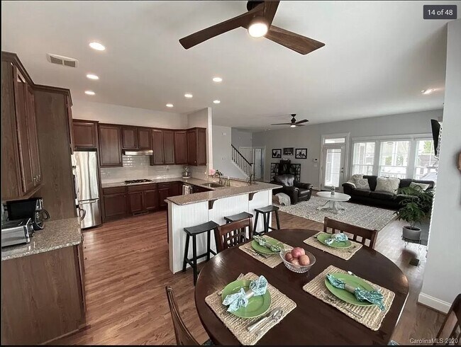 Building Photo - 6036 Daphne Circle