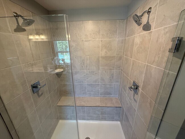 Building Photo - Never loved in Model Homes