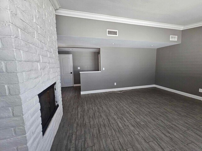 Building Photo - 2975 Robin Rd