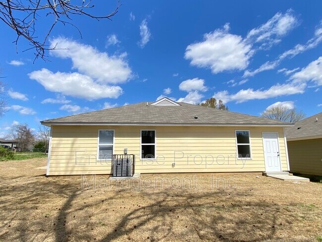 Building Photo - 2963 Lake Park Rd