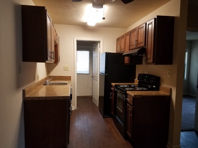 Upgraded Kitchen (The Inlet) - Town Square Apartments