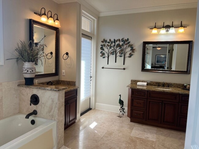 Building Photo - Walk to the Beach from this Furnished and Renovated Condo!