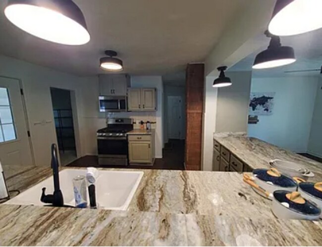 Building Photo - Cute 2 bedroom in South East Springfield