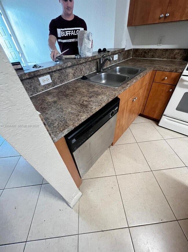 Building Photo - 1909 Hibiscus Ln