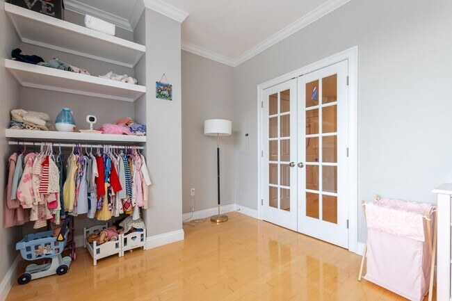 Building Photo - Amazing Brookline 3 bed 2.5 bath....