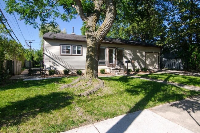 Building Photo - 2420 N Circle Dr