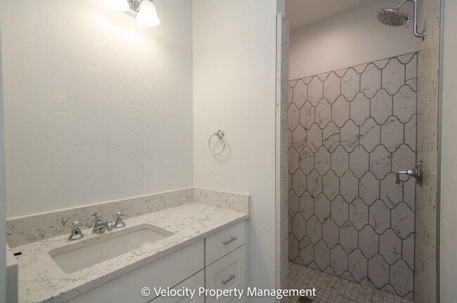 Building Photo - Beautiful Home Across the Street from Drake Park!