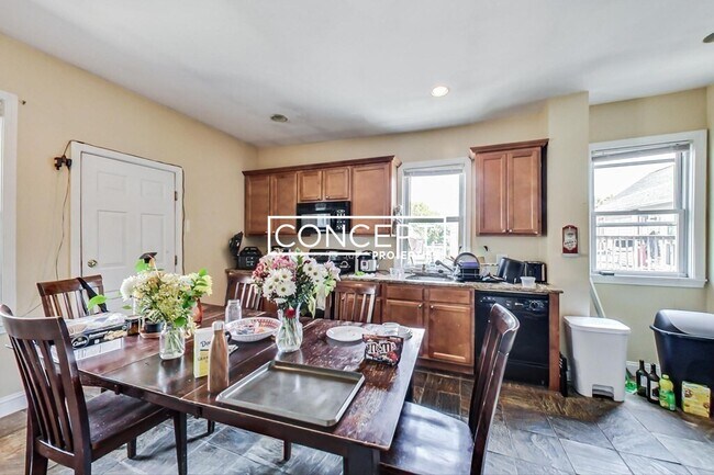 Building Photo - 47 Hillside St