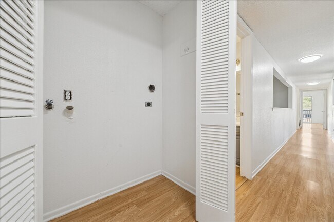 Building Photo - 2223 Par Ln