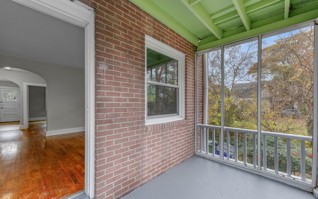 Building Photo - 819 W 51st St