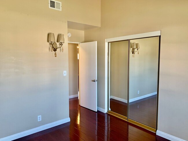 Building Photo - Charming Single Story Home