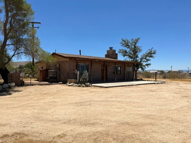 Building Photo - Charming 2 bedroom, 1 bathroom