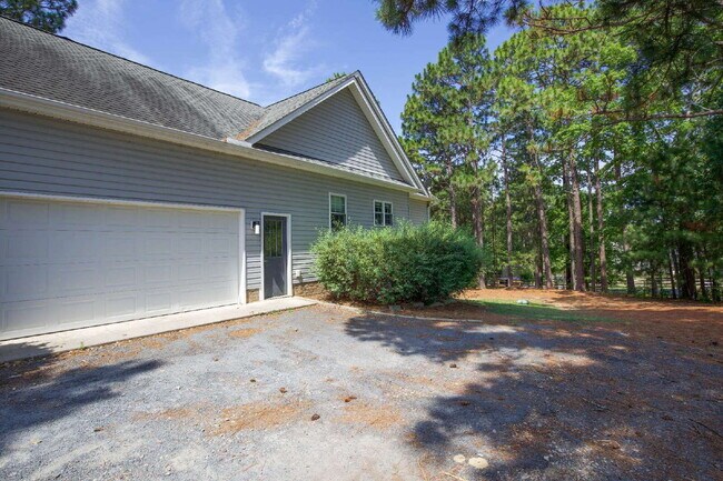 Building Photo - "Spacious 3-Bedroom Retreat with 3200 Sq Ft of Comfort in Seven Lakes!"
