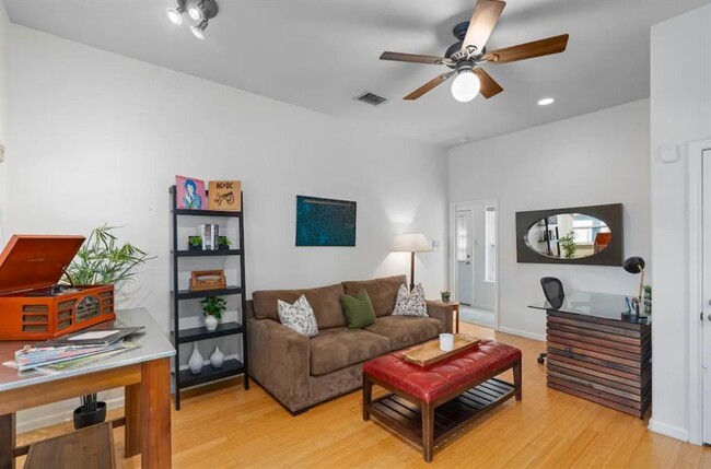 Building Photo - 2102 Peach Tree St