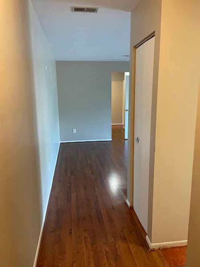 Building Photo - Bright and Spacious 2 bedroom Condo locate...