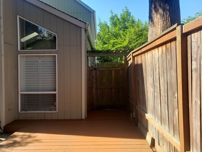 Building Photo - Wonderful John's Landing Updated Townhouse...