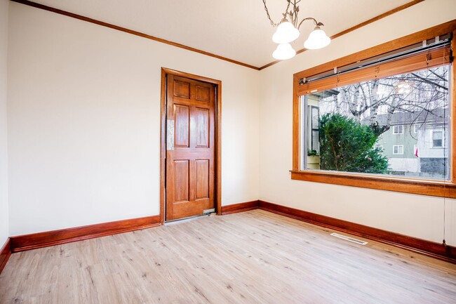 Building Photo - HALF OFF FIRST MONTH - Large 3BR PLUS Bonu...