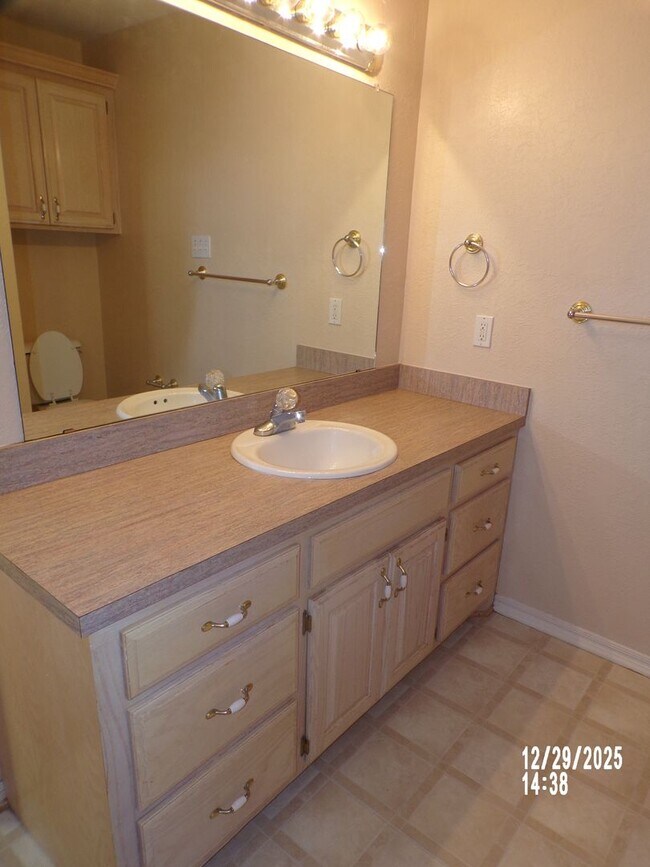 Building Photo - Fantastic eastside home