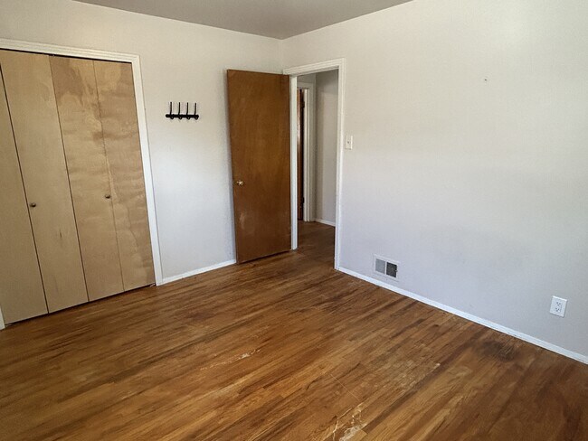 Building Photo - 2712 Palomas Dr NE