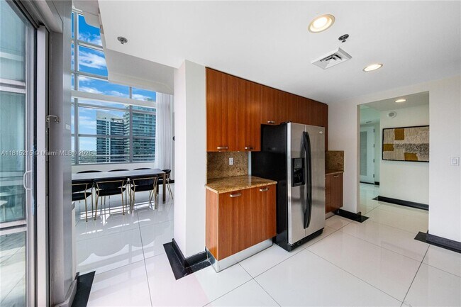 Building Photo - 1395 Brickell Ave