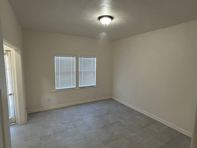 Building Photo - Top floor one bedroom with a Juliet balcon...