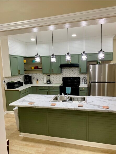 Primary Photo - 4220 10th Ave