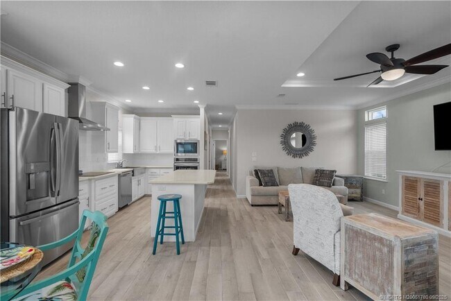 Building Photo - 257 NE Coastal Dr