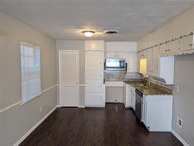 Building Photo - 4725 Leonard St