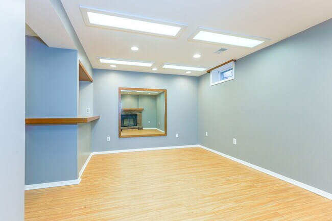 Building Photo - Bright and Spacious Townhome Living Near Reston