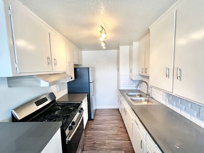 Building Photo - 5640 S La Brea Ave