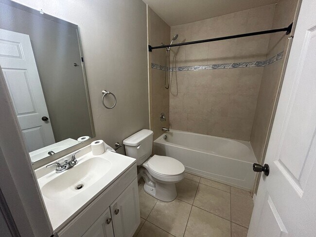 Building Photo - 523-527 SE 6 Place