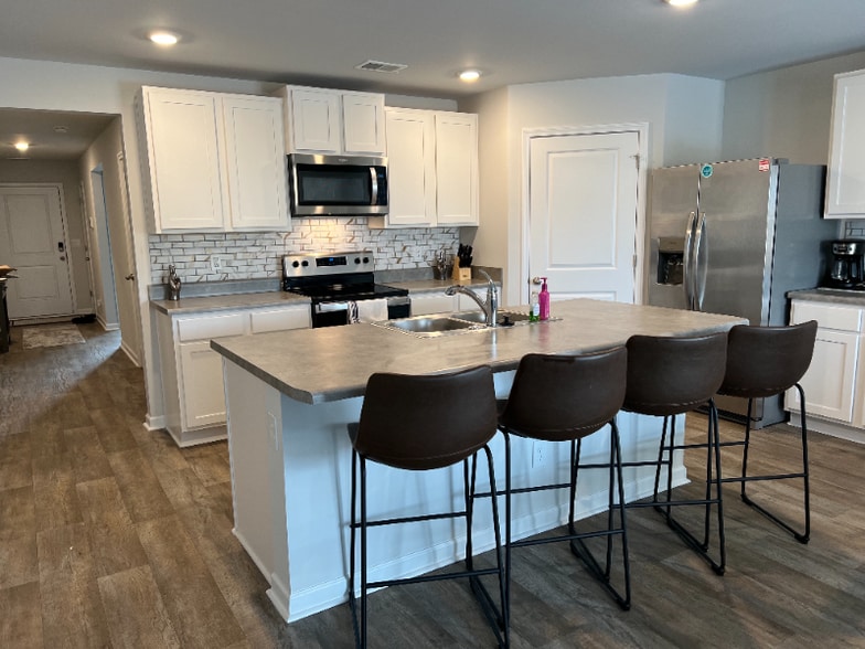 Building Photo - 8183 E Highcroft Dr NE