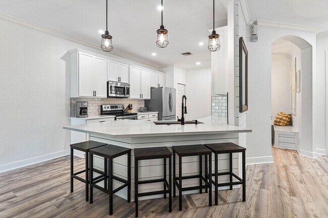 Building Photo - 4890 Bonsai Cir