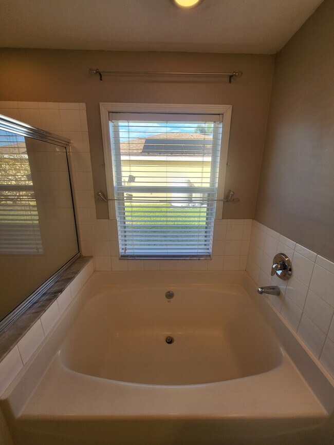 Building Photo - 1008 NW 12th Terrace