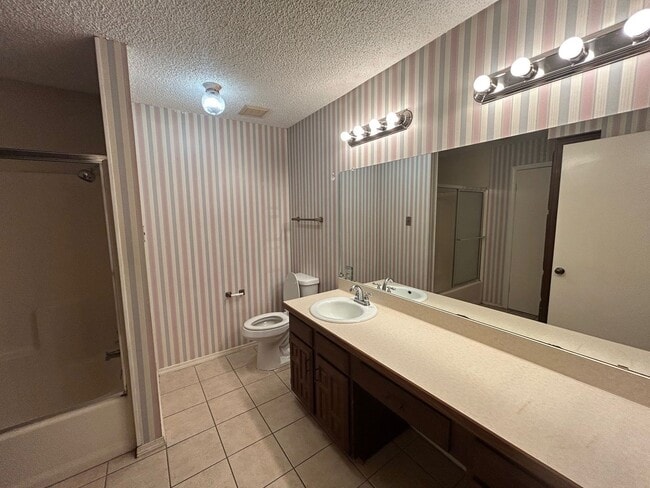 Building Photo - Private Corner Townhome