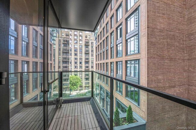 Building Photo - 5 Ct Square W