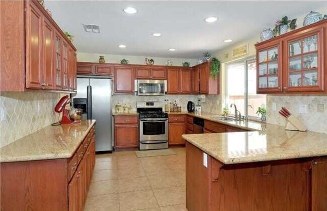 Building Photo - 552 Sipes Cir