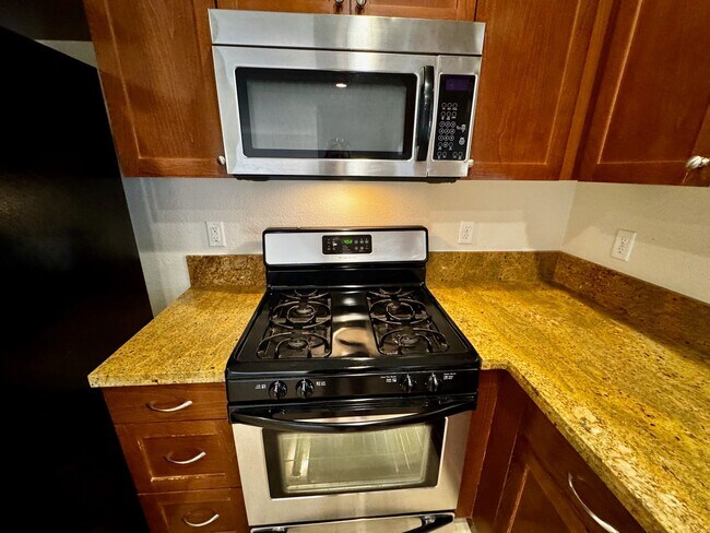 Building Photo - Spacious 3-4 Bedroom Home with Low Mainten...