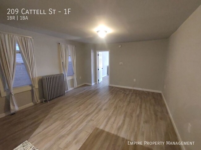 Building Photo - 1st Floor-1 Bedroom / 1 Bathroom Apartment...