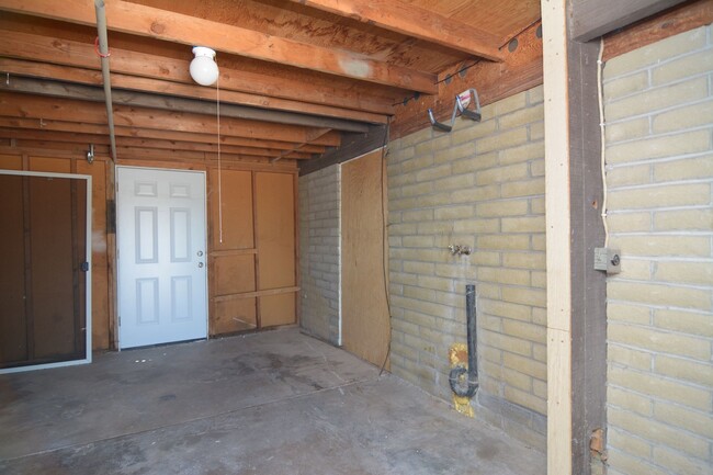 Building Photo - Remodeled 3 Bedroom 2 Bath House! South Tu...