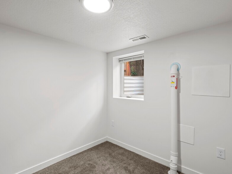 Building Photo - 915 E 1300 S