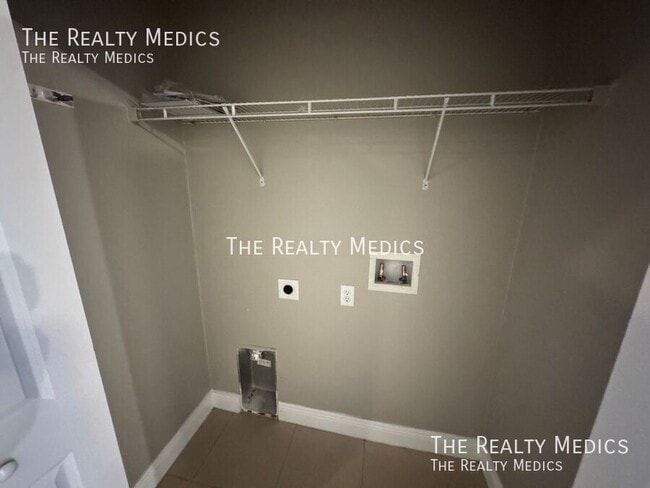 Building Photo - 765 Platypus Ct