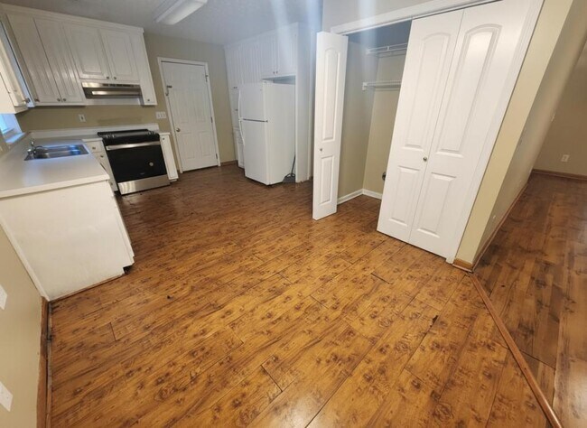 Building Photo - 3020 Oak Meadow Dr