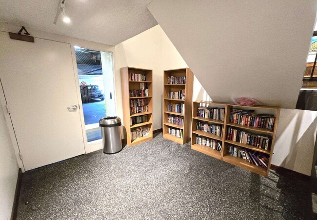 Building Photo - Large 2br/2ba/1pkg Condo near Blaisdell!