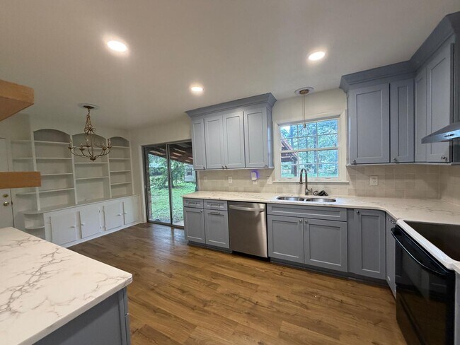 Building Photo - 120 Forrest Dr