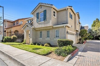 Building Photo - Beautiful and Move-In Ready, 4BD/2.5BA, Tw...