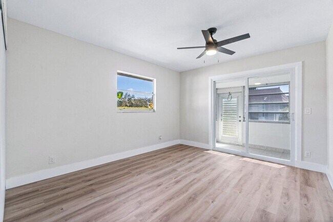 Building Photo - 245 Seville K