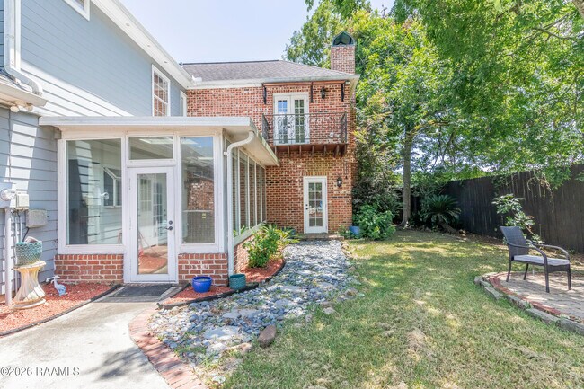 Building Photo - 300 Oak Hollow Dr