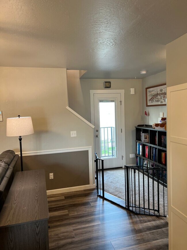 Building Photo - Cozy & Spacious Townhome for Rent